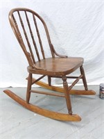 Petite chaise à bascule en bois 16x29x30po
