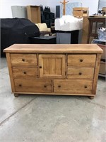 Beautiful Broyhill Oak Dresser with 6 Drawers and