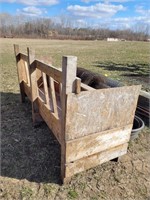 Wooden bunk hay feeder 28"x10'