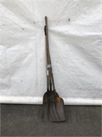 Pitch Fork, 2 Flat Shovels