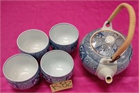 SW - ASIAN PORCELAIN TEAPOT & 4 CUPS (R82)