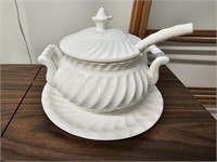 Lidded Tureen Set