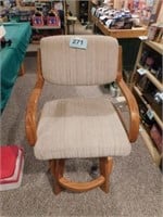 Oak padded seat swivel bar chair w/ arm rests,