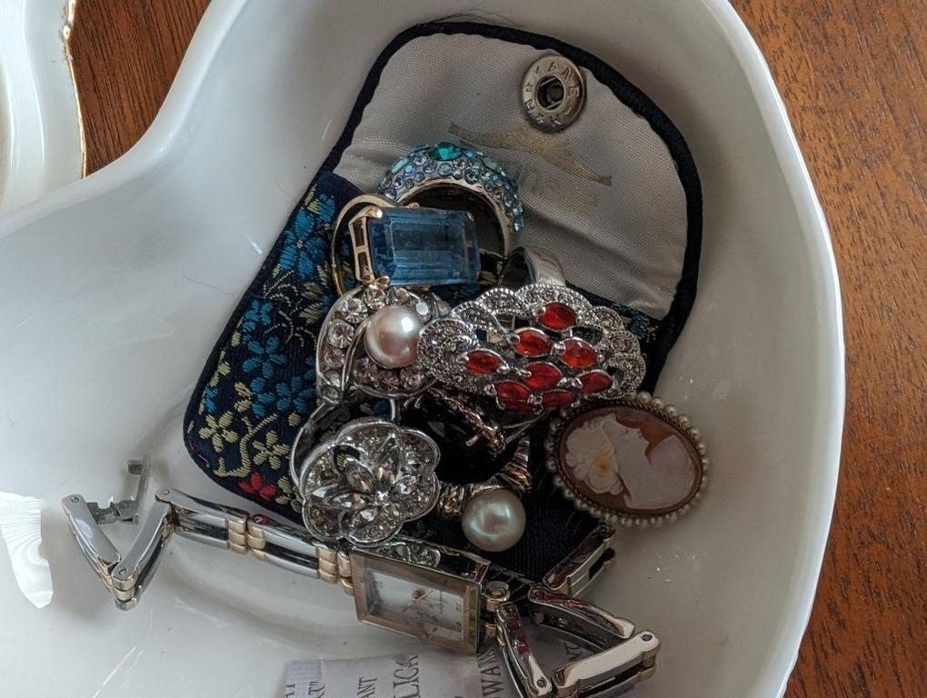 Assorted Jewelry & Boxes