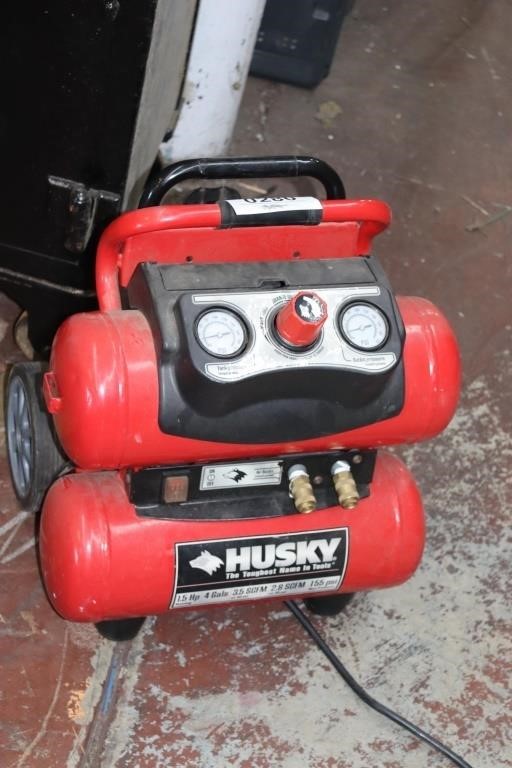 HUSKY PORTABLE AIR COMPRESSOR