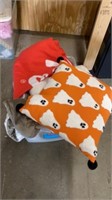 TOTE WITH PILLOW, BLANKETS