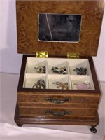 STERLING JEWELRY w BOX: EMERALD RING & EARRINGS, A