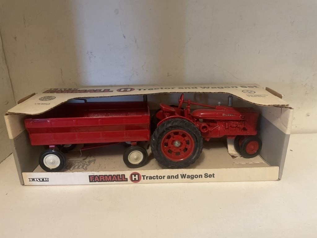 Ertl Farmall H toy Tractor & Wagon set