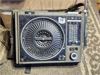 Vintage GE Portable 8-Track AM/FM Radio