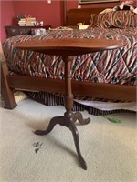 Kidney shaped table with leaf on top