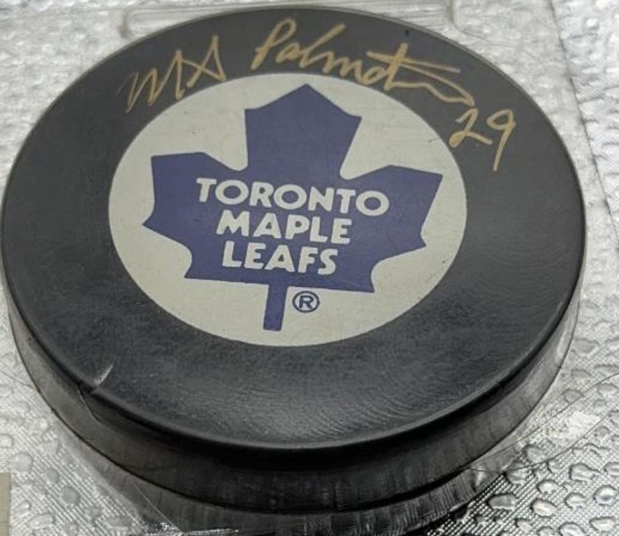 Toronto Maple leafs Autographed puck