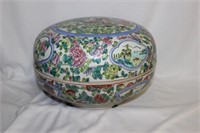 A Chinese Porcelain Famille Verte Round Box