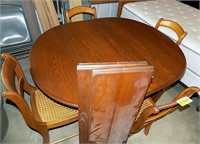 OVAL OAK TABLE AND 2 LEAVES, AND 6 CAN BOTTOM