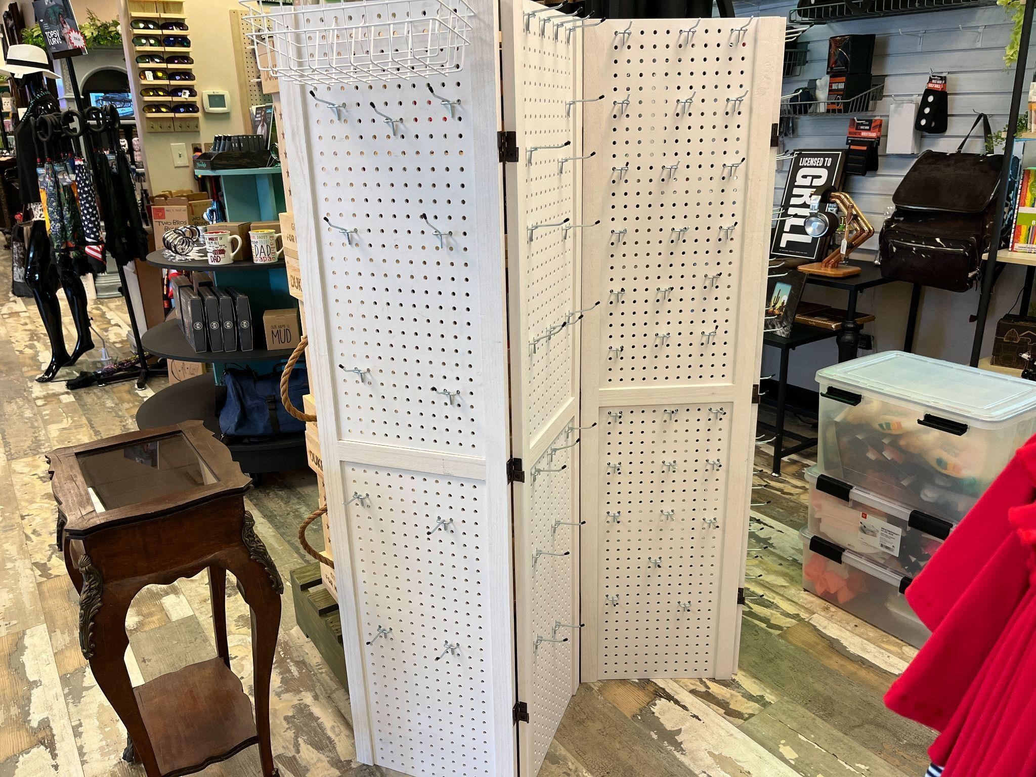 Freestanding pegboard accordion display