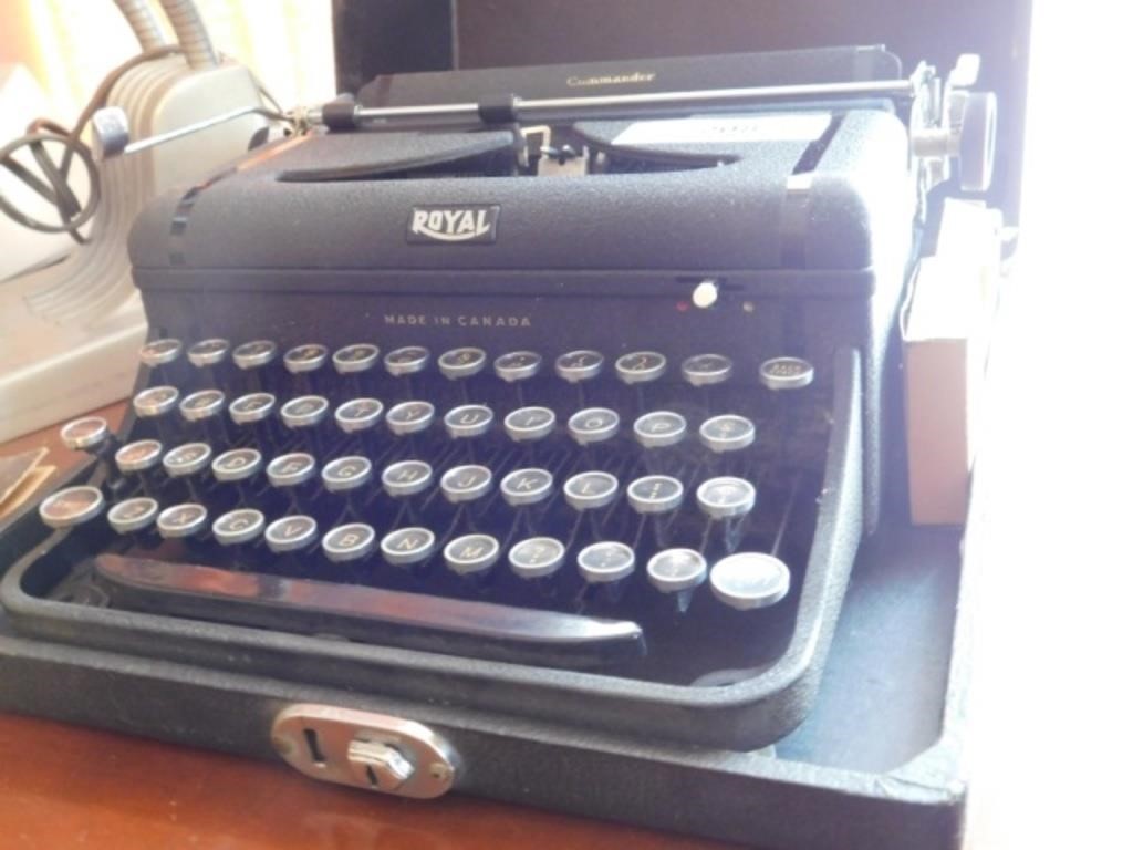 Vintage Royal Commander Manual Typewriter