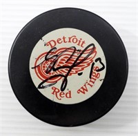 DETROIT RED WINGS AUTO HOCKEY PUCK