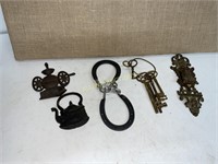 METAL WALL ART HORSE SHOES KEYS ORNATE FIXTURE