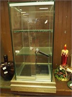 Locking glass countertop display case with