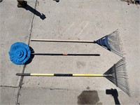 Lot of rakes and car scrubber (3)