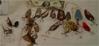 ASSORTMENT OF VINTAGE FISHING LURES
