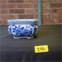 VTG blue & white Chinoisene porcelain cache pot