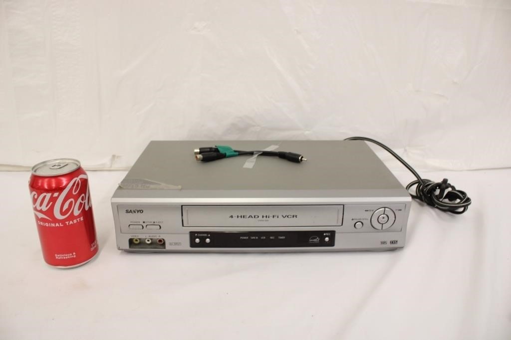 Sanyo 4 Head VCR Player ~ Powers On