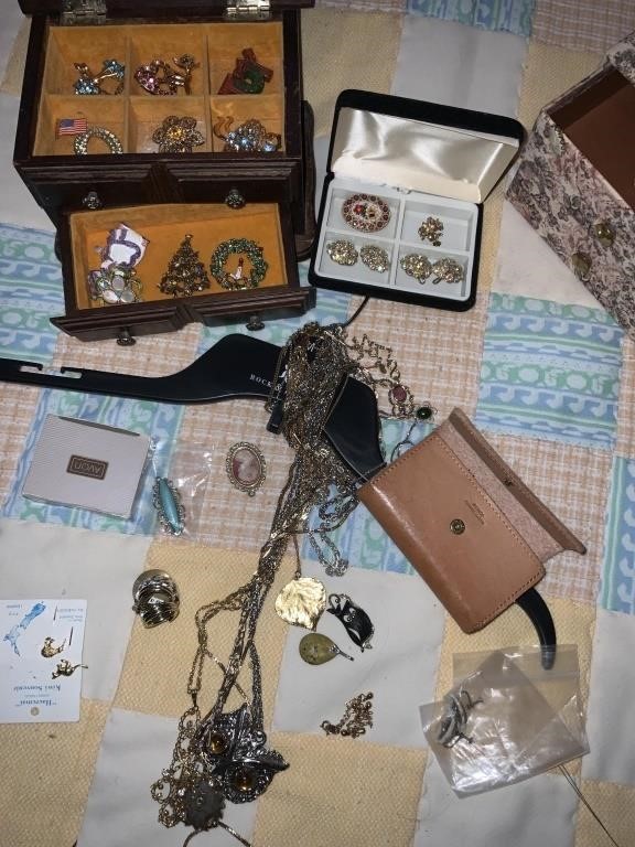 VTG JEWLERY & BROOCHES W/ JEWELRY BOXES