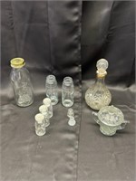 10 pieces of glassware, bottles, holders, dish, de