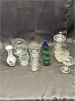 12 pieces of glassware, small vases, bows, compote