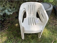 4 outdoor plastic chairs