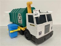 MATCHBOX RECYCLING TRUCK AGE 3+