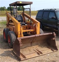 Case 1537 skidsteer with bucket attached running.