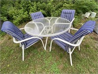 round patio table w/4 chairs & cushions