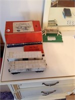 Pre War Lionel Milk Cars w/Platform