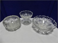 TRAY: 3 THISTLE PATTERN PRESSED GLASS BOWLS