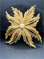 Vintage Goldtone with faux pearl brooch pin