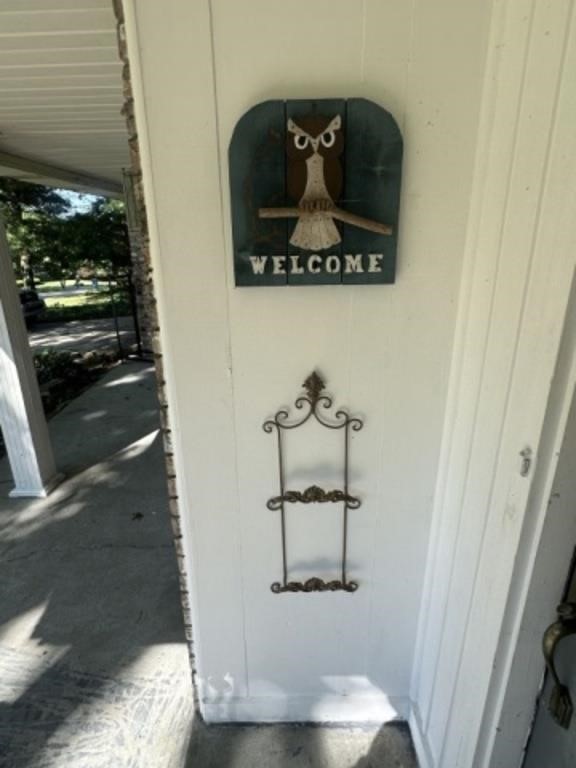 " Welcome Sign" and Wall Décor