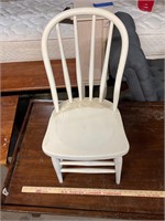 Small vtg wooden chair, 14” sear height