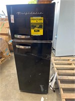 Frigidaire 7.5-cu ft Top-Freezer Refrigerator