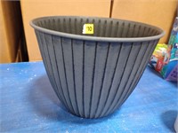 12-in plastic planter gray black