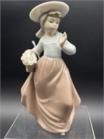 7 IN NAO BY LLADRO GIRL WITH FLOWER BASKET
