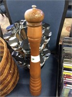 Large pepper mill