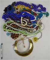 LARGE VINTAGE COSTUME JEWELRY NECKLACE LOT