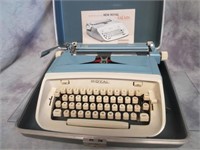 Vintage Royal Safari Typewriter in Case