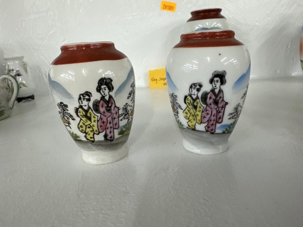 Vintage lobeco vases 2 1/2in T