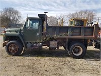 1983 IH single axle dump truck, diesel engine,