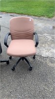 2 office chairs 1 tan 1 gray