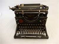 VINTAGE UNDERWOOD STANDARD TYPEWRITER