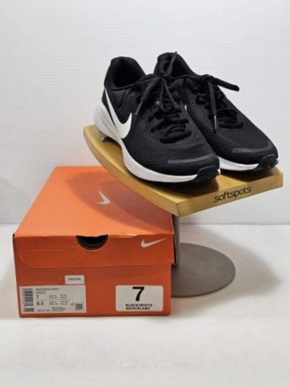 MENS NIKE RUNNING SHOES - MENS 7 - LADIES 8.5