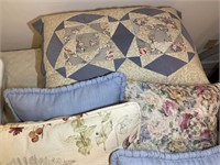 LARGE GROUP OF DECORATIVE PILLOWS